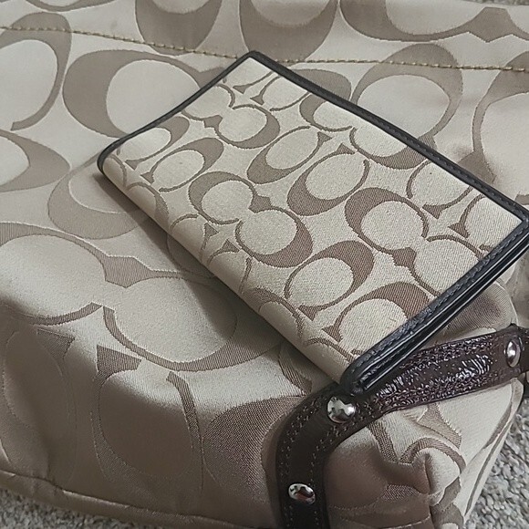 EUC Coach signature Women's metal chain stud shoulder bag & wallet set, tan - Picture 12 of 16